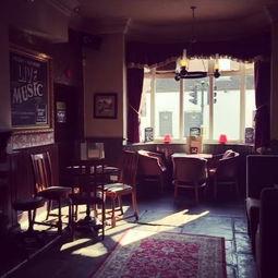 坐在酒吧里吃蛋糕,品味蛋糕的悠闲时光